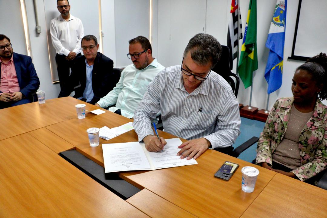 Foto 4 de 4 — Após apoio do MDB, Lapena empossa Gerson da Farmácia como secretário de Desenvolvimento Econômico de Araraquara
